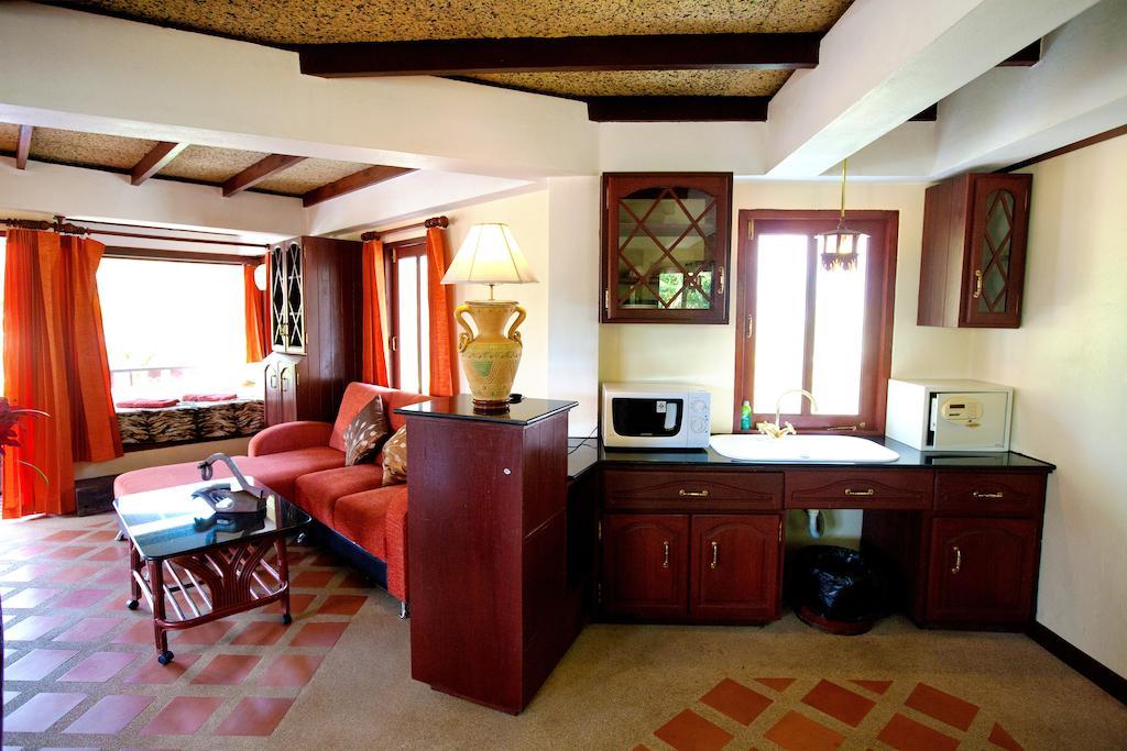 Coco Palace Resort Nai Harn Chambre photo